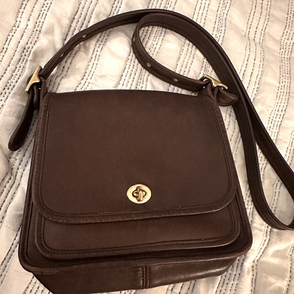 COACH Vintage Bag 9061 Crossbody
Mahogany Brown handcrafted in México